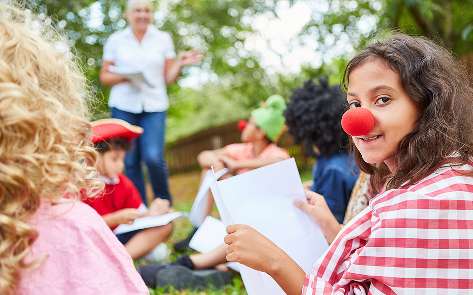 Kinder üben für eine gemeinsame Aufführung