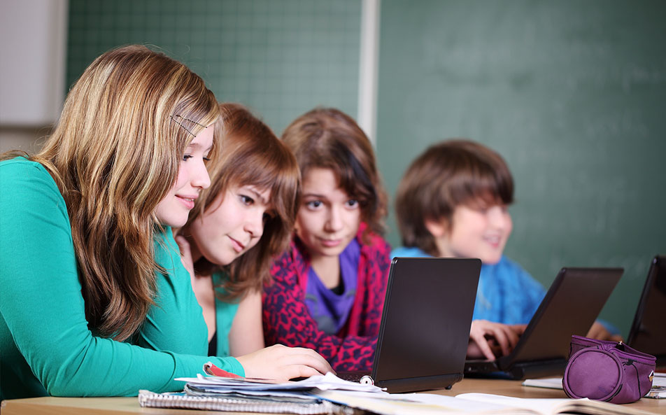 Schüler beim gemeinsamen Lösen von Aufgaben